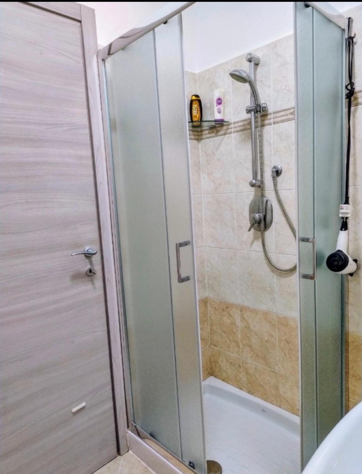 Camera Privata Nell'Appartamento In Zona Residenziale Con 2 Piscine Rapallo Bagian luar foto